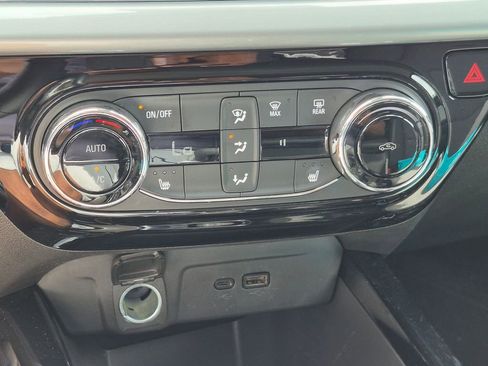 Used 2025 Chevrolet Trax LT w/ LT Convenience Package FWD image 20