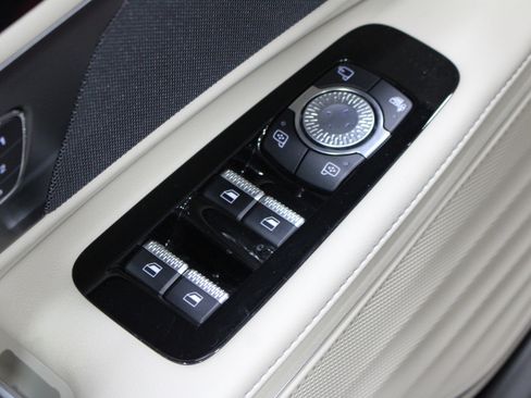 Used 2025 Lincoln Nautilus Premier AWD/4WD image 7