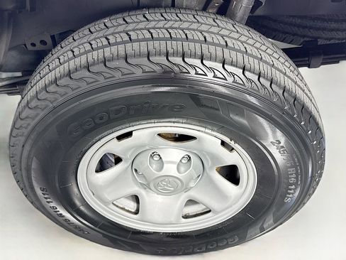 Used 2018 Toyota Tacoma SR image 28