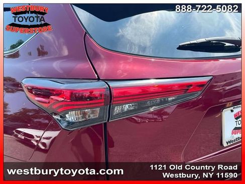 Used 2023 Toyota Highlander XLE AWD/4WD image 13