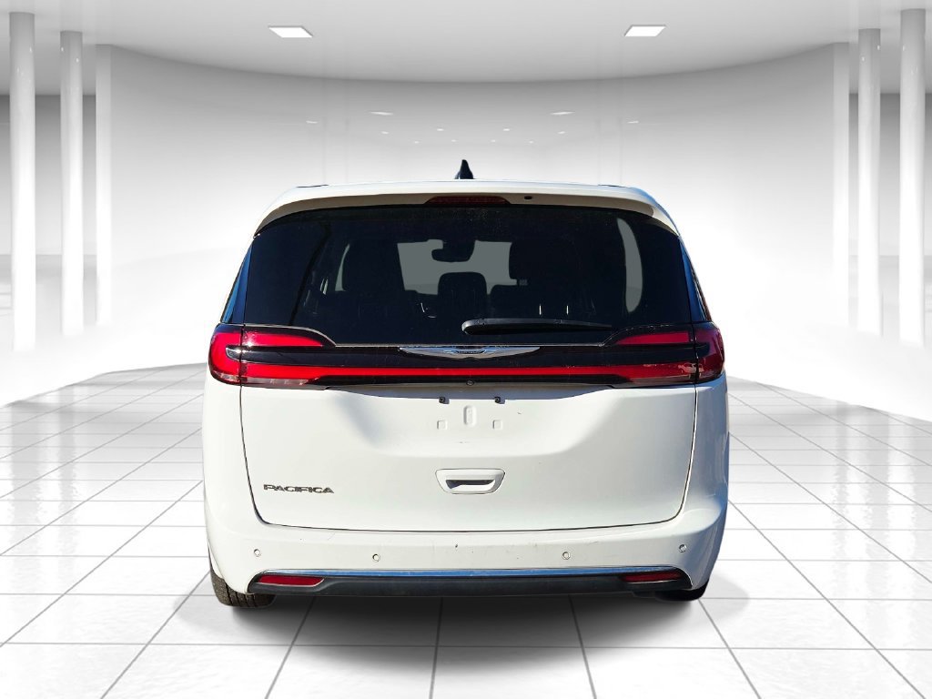 Used 2024 Chrysler Pacifica Touring-L FWD image 4