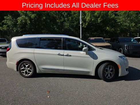 Used 2017 Chrysler Pacifica Touring-L Plus w/ Advanced Safetytec Group FWD image 4