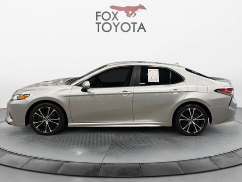 Used 2019 Toyota Camry SE FWD image 3
