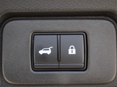 Used 2025 Nissan Rogue SV FWD image 17