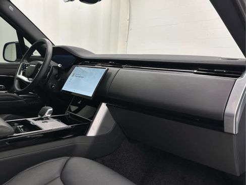 Used 2025 Land Rover Range Rover SE AWD/4WD image 16