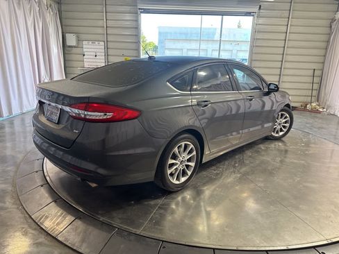 Used 2017 Ford Fusion SE w/ Fusion SE Technology Package image 4