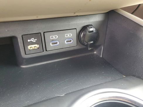 Used 2022 Toyota Highlander XLE FWD image 28