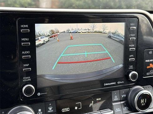 Used 2021 Toyota Highlander XLE image 21