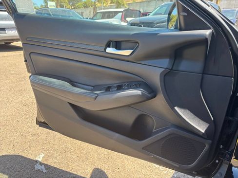 Used 2025 Nissan Altima 2.5 SV FWD image 15