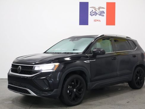 Used 2023 Volkswagen Taos SE w/ Panoramic Sunroof Package image 8