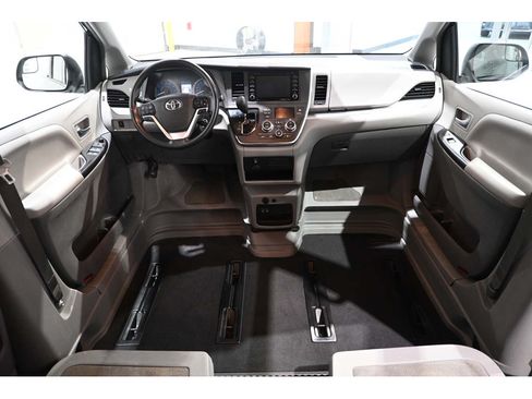 Used 2018 Toyota Sienna LE FWD image 21