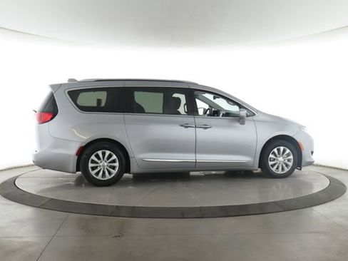 Used 2019 Chrysler Pacifica Touring-L FWD image 6
