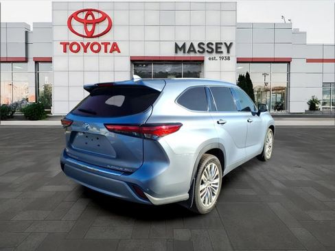 Used 2022 Toyota Highlander Platinum image 3