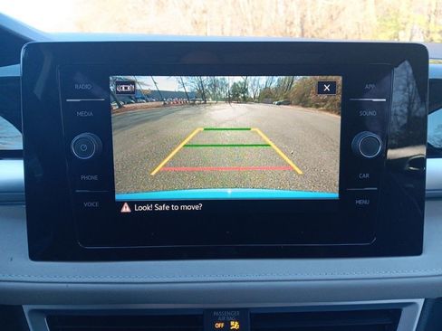 Used 2025 Volkswagen Taos SE w/ Panoramic Sunroof Package image 18