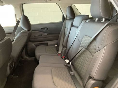Used 2025 Nissan Pathfinder S image 12