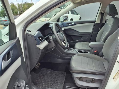 Used 2023 Volkswagen Taos SE w/ Panoramic Sunroof Package FWD image 11