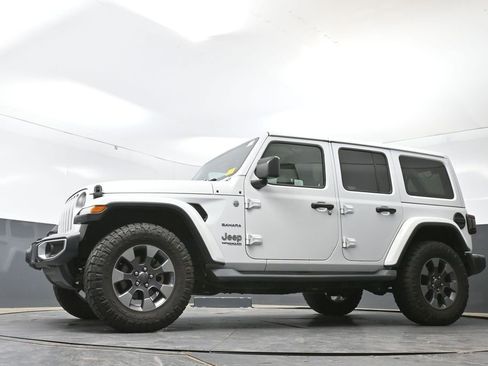 Used 2018 Jeep Wrangler Unlimited Sahara AWD/4WD image 26
