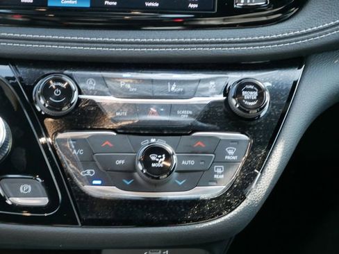 New 2026 Chrysler Pacifica Select image 15