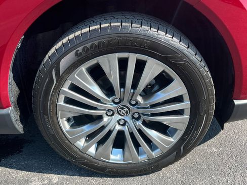 Certified 2022 Toyota Venza XLE image 5