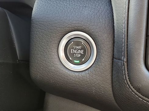 Used 2023 GMC Yukon XL Denali image 17