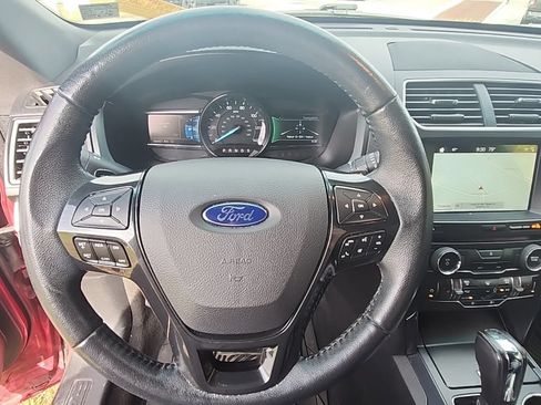 Used 2017 Ford Explorer XLT w/ Equipment Group 202A AWD/4WD image 11