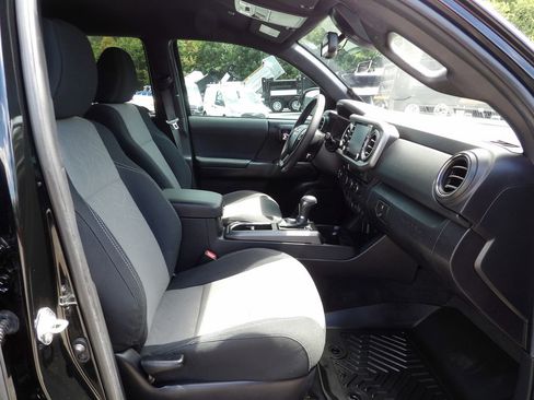 Used 2022 Toyota Tacoma TRD Off-Road w/ Technology Package RWD image 39