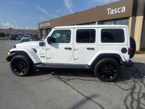 Used 2024 Jeep Wrangler Unlimited Sahara w/ Technology Group AWD/4WD image 8
