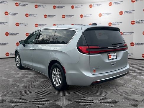 Used 2024 Chrysler Pacifica Touring-L image 3