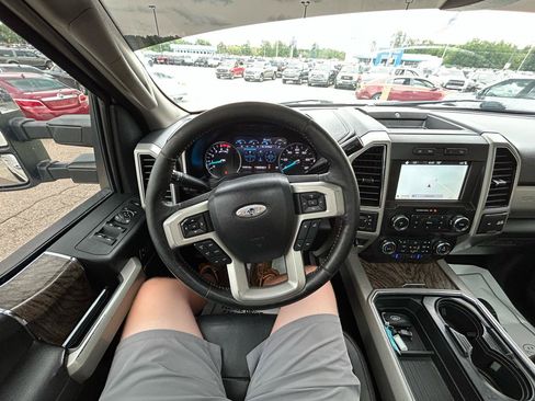 Used 2019 Ford F250 Lariat w/ Lariat Ultimate Package AWD/4WD image 32