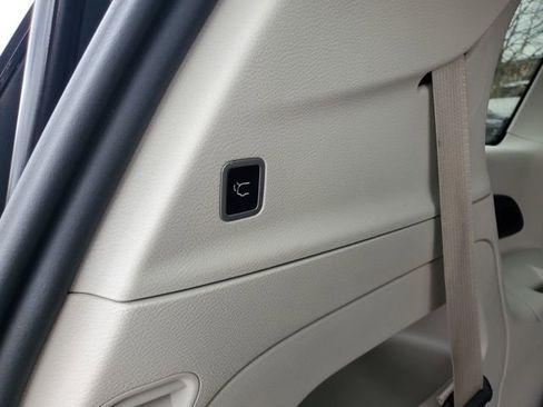 Certified 2024 Chrysler Pacifica Touring-L image 30