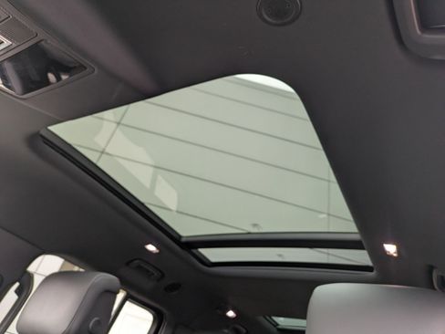 Used 2025 Land Rover Defender 130 X-Dynamic SE image 27