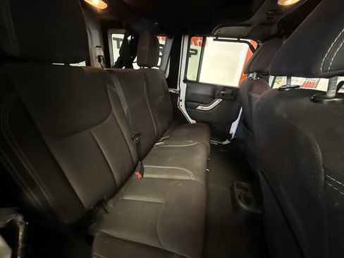 Used 2016 Jeep Wrangler Unlimited Rubicon w/ Connectivity Group AWD/4WD image 26