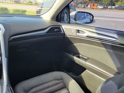 Used 2016 Ford Fusion SE FWD image 11