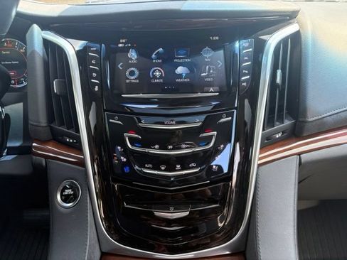 Used 2019 Cadillac Escalade ESV Luxury AWD/4WD image 28