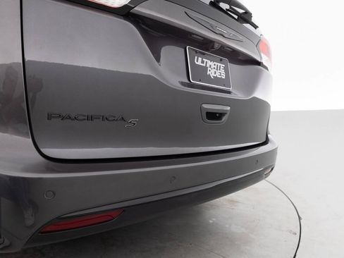 Used 2020 Chrysler Pacifica Touring-L Plus w/ S Appearance Package FWD image 16