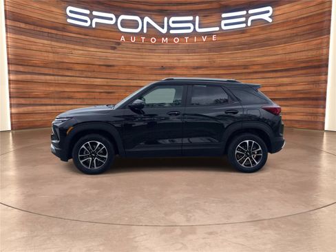 Used 2025 Chevrolet TrailBlazer LT AWD/4WD image 2