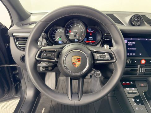 Certified 2025 Porsche Macan image 17