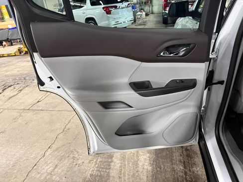 Used 2022 GMC Acadia SLT w/ LPO, Floor Liner Package image 17