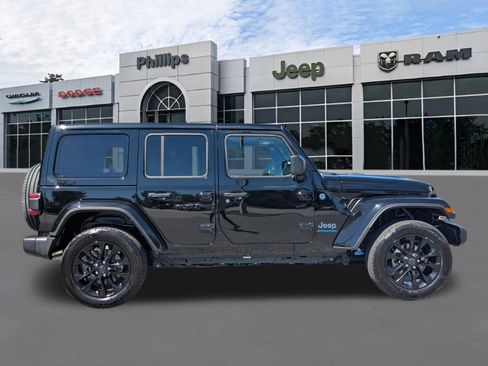 Certified 2025 Jeep Wrangler Unlimited Sahara w/ Safety Group AWD/4WD image 2