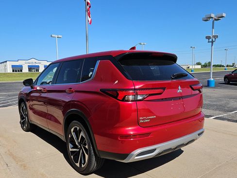 Used 2024 Mitsubishi Outlander SE AWD/4WD image 3