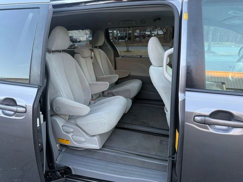 Used 2011 Toyota Sienna LE image 25