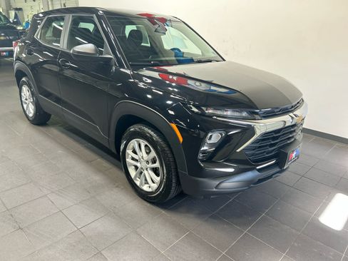 Used 2024 Chevrolet TrailBlazer LS AWD/4WD image 2