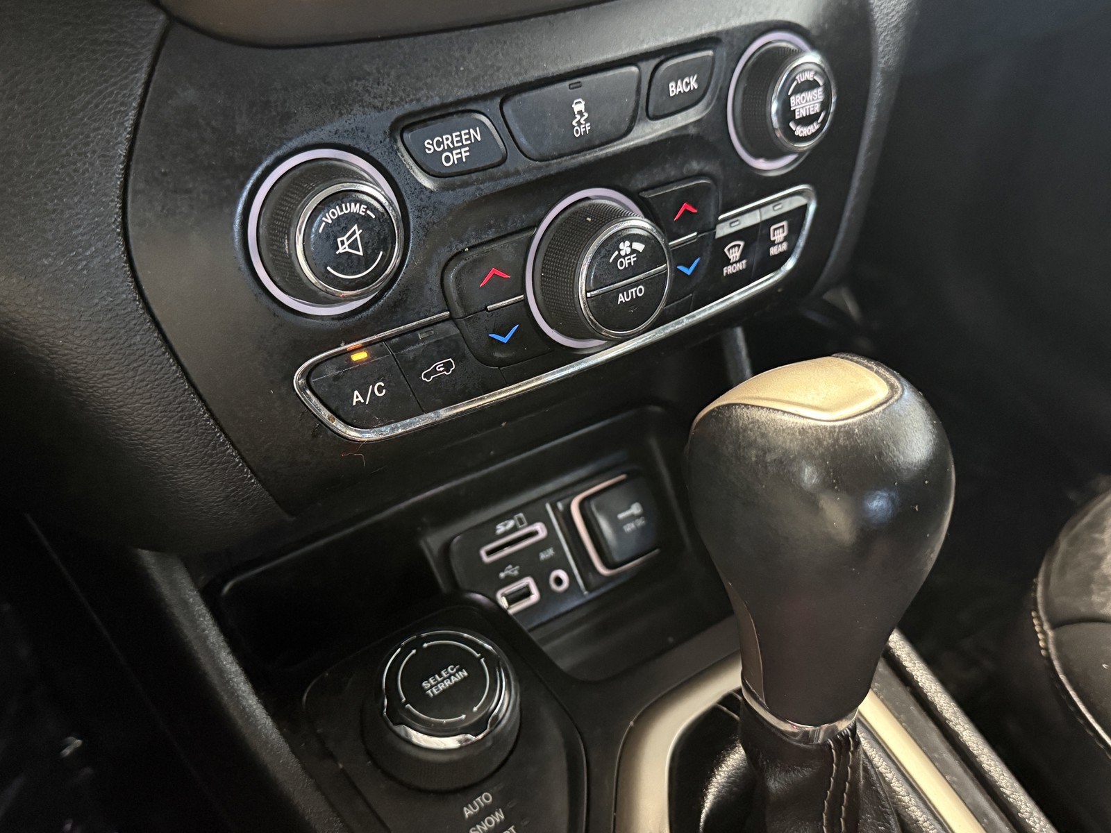 Used 2017 Jeep Cherokee Limited AWD/4WD image 17