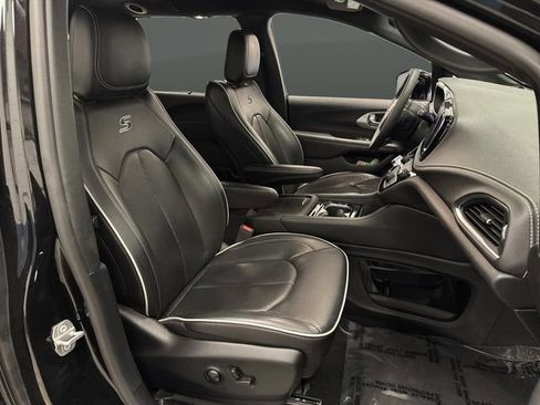 Used 2025 Chrysler Pacifica Limited image 31