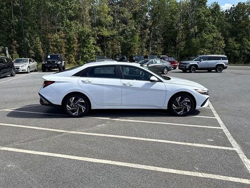 New 2025 Hyundai Elantra Limited w/ Cargo Package FWD image 13