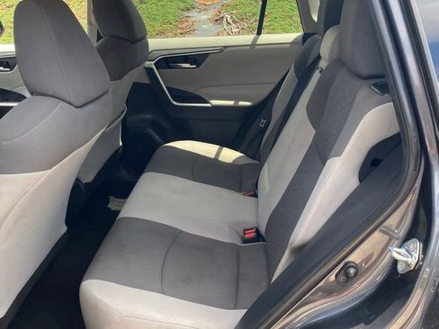 Used 2020 Toyota RAV4 XLE w/ Convenience Package FWD image 8