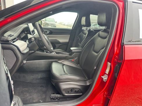 Used 2025 Jeep Compass Limited image 36