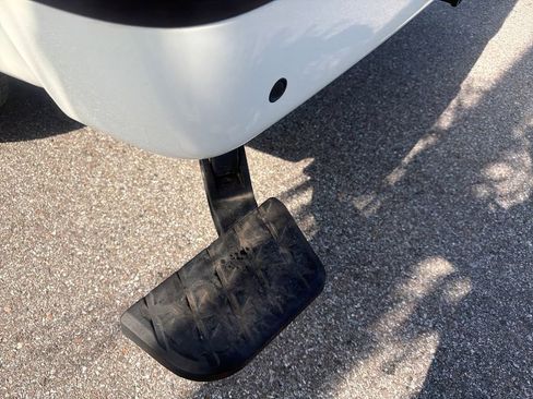 Used 2024 Nissan Titan SV w/ SV Convenience Package image 12