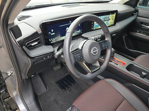 Certified 2025 Nissan Kicks SR FWD image 10