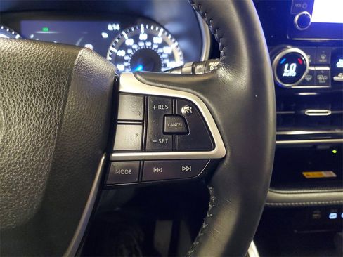 Certified 2023 Toyota Highlander XLE image 24